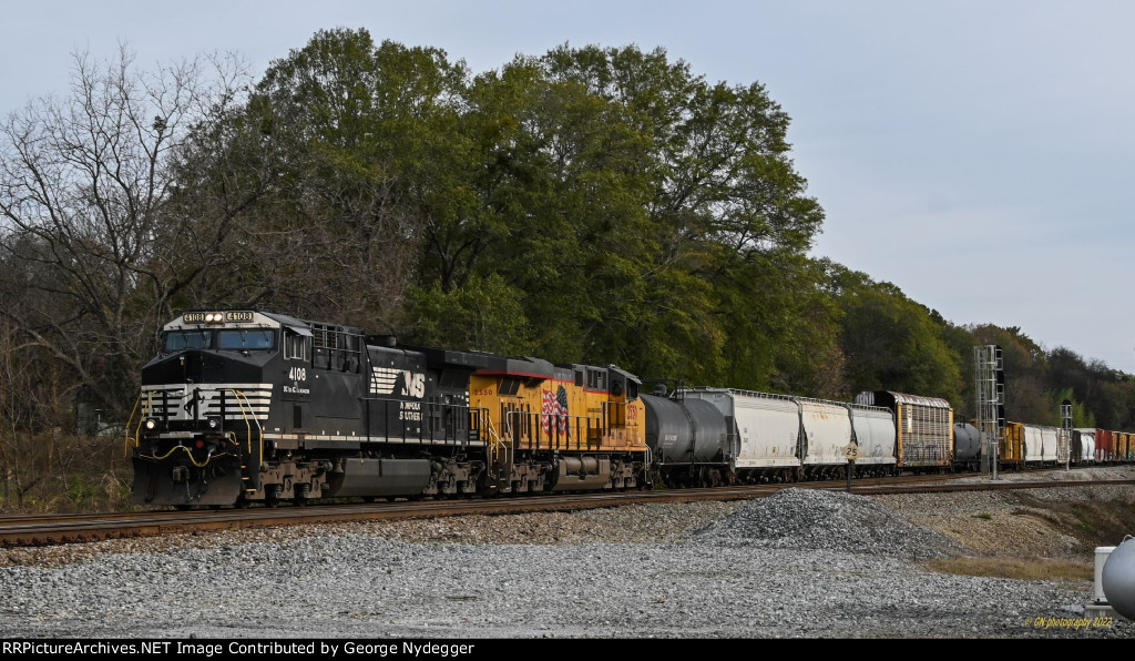 NS: A long mixed freight train at the Beaumont junction